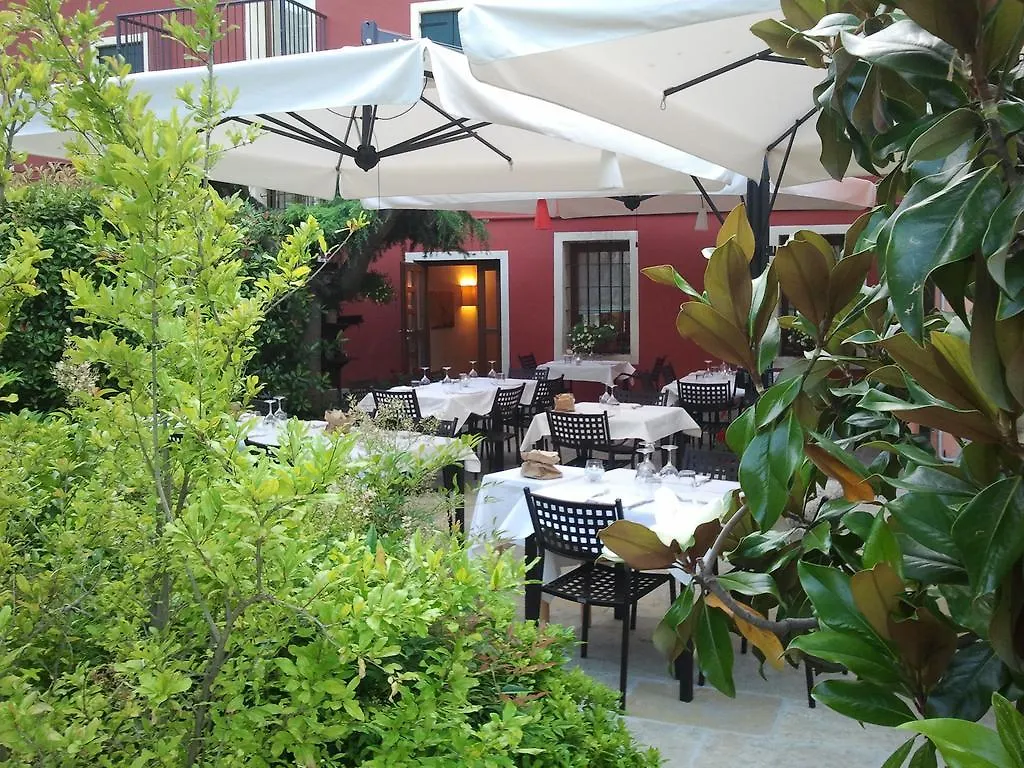 ** Otel Albergo Croce D'Oro Dolcè İtalya